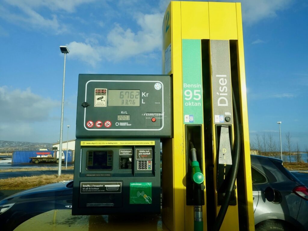Self-service gas station and fuel pricing in Iceland